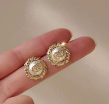 Load image into Gallery viewer, Pearl &amp; Gold Earrings